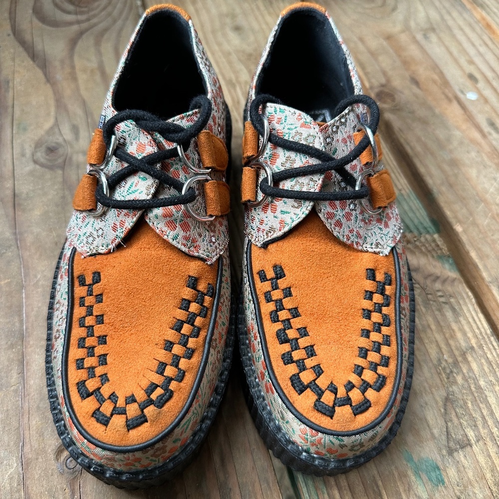 TUK women’s size 6